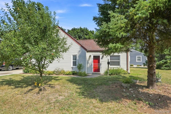 8251 MCCLELLAN ST, UTICA, MI 48317 - Image 1bf8fd1d5ffa4ee765be974e6d3f35a8/346990935