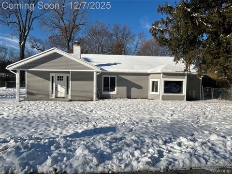 2488 Willow Beach Street Keego Harbor City MI 48320