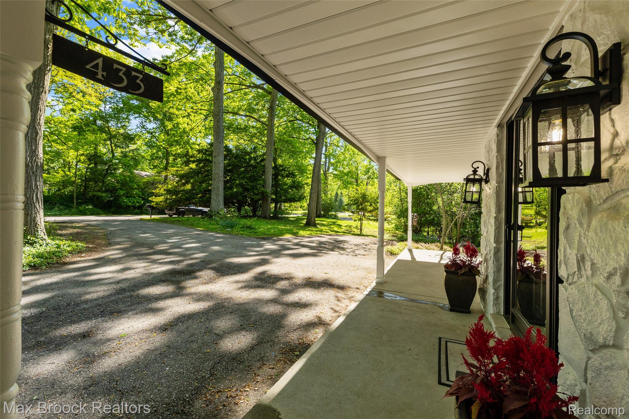 433 Whippers In Court