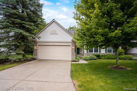 Photo of 328 Four Seasons Drive, Lake Orion Village, MI 48360 (MLS # 20251011723)