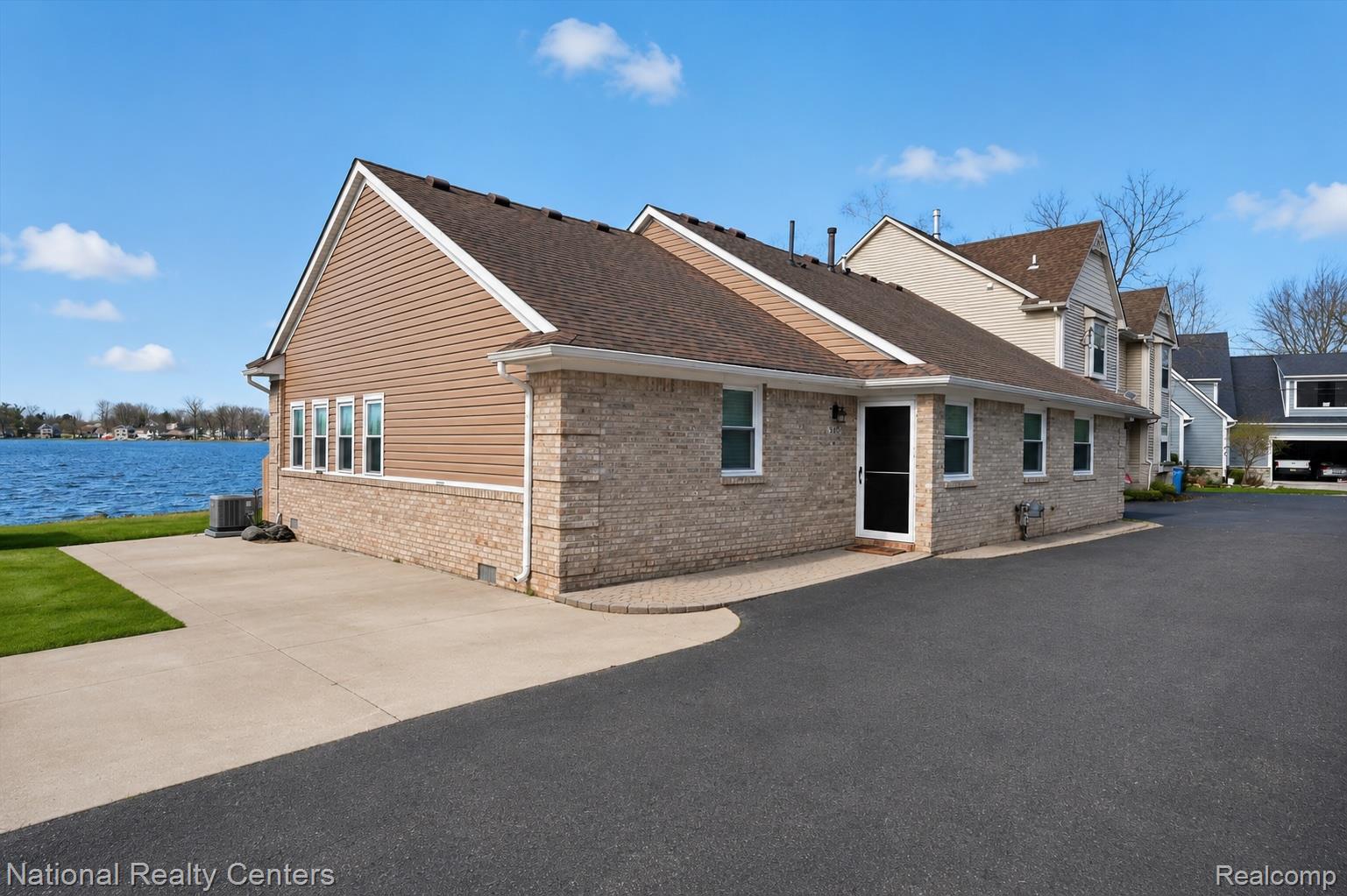 560 Black Oaks Trail