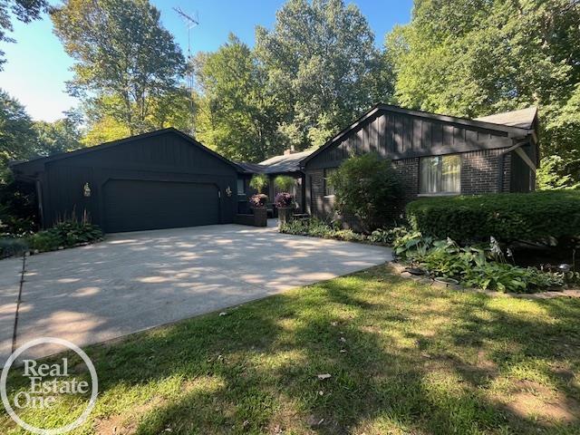 3629 W Surrey Lane