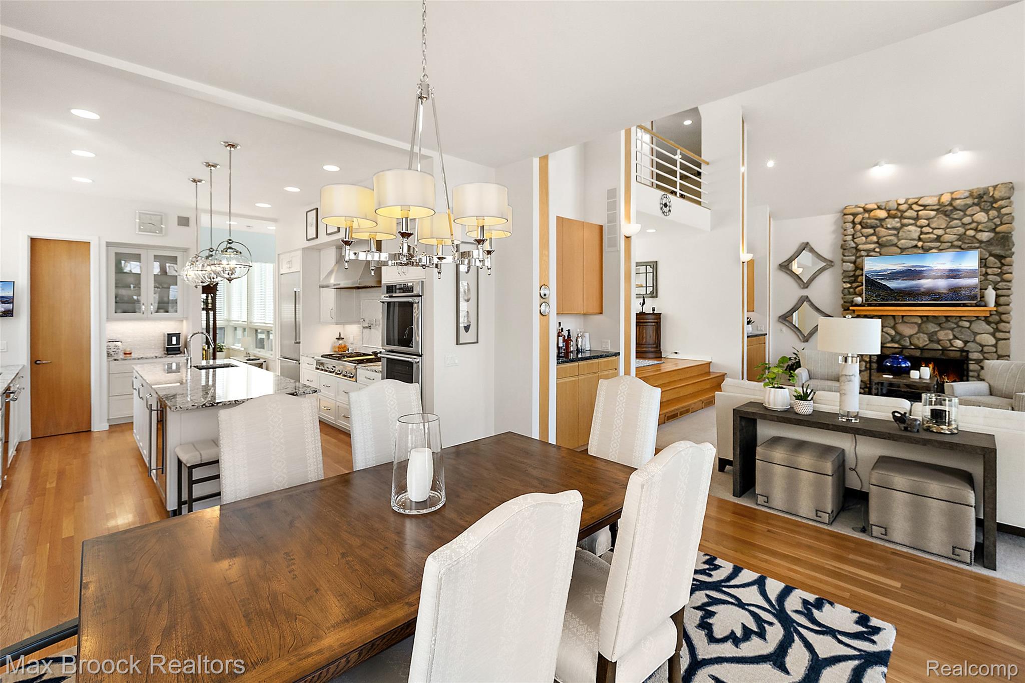 850 Lake Angelus Shores