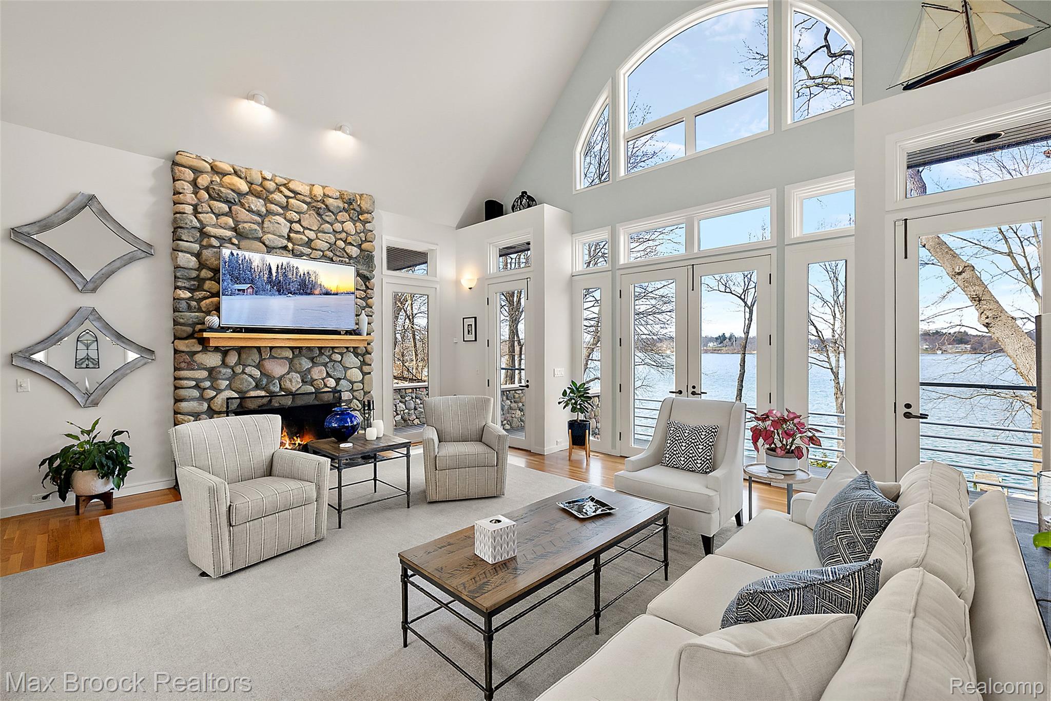 850 Lake Angelus Shores