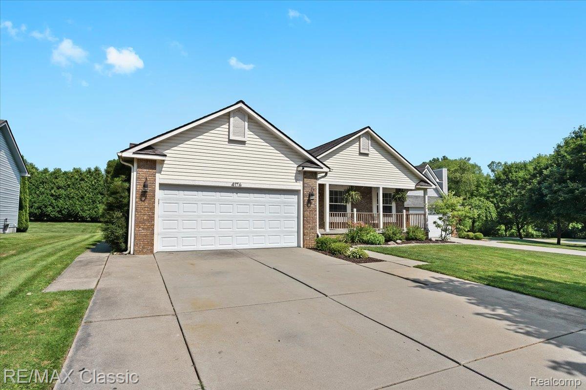 4176 W Pointe Drive