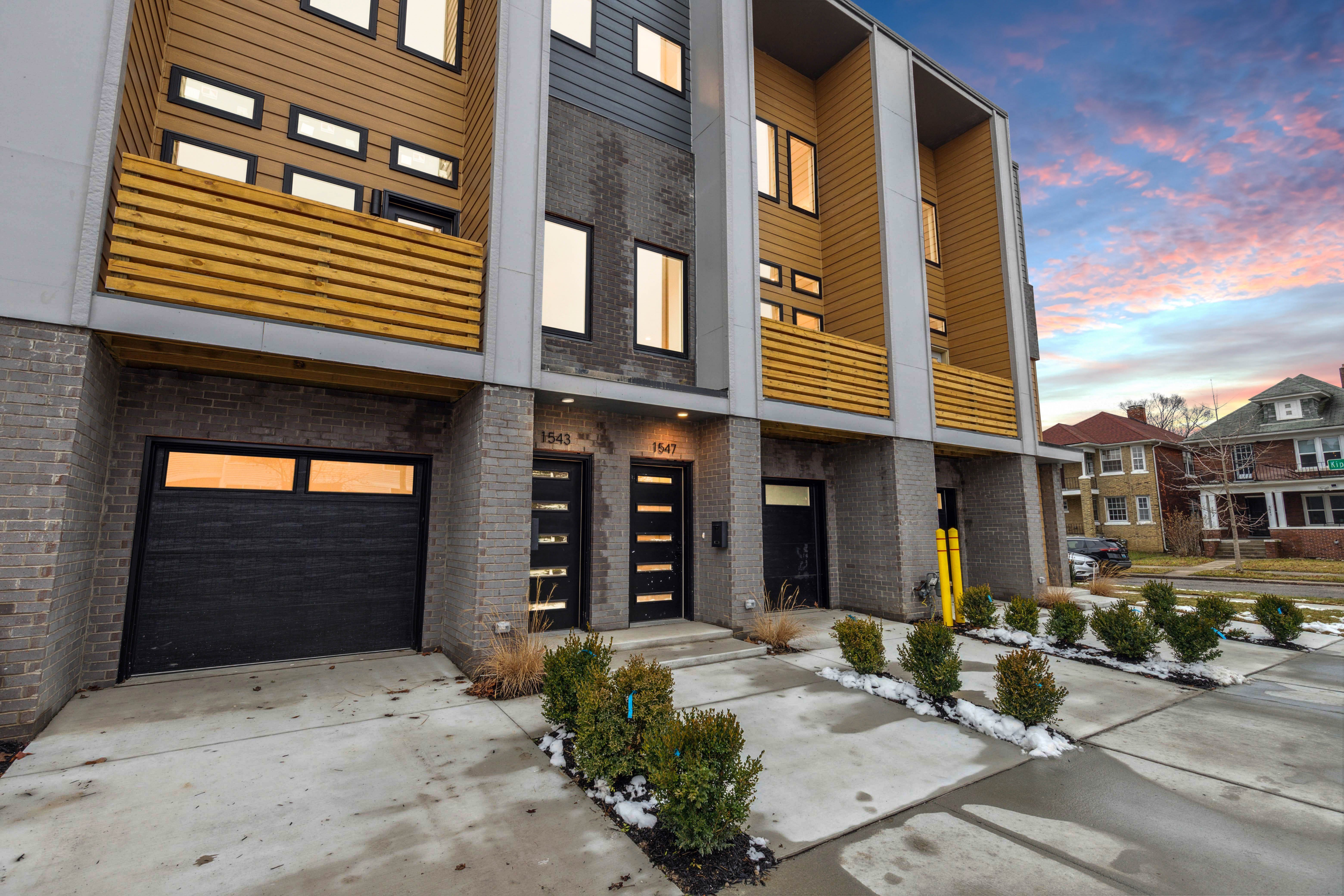 Detroit City, Michigan 48206, United States, 2 Bedrooms Bedrooms, ,3 BathroomsBathrooms,Residential,Pending,114480