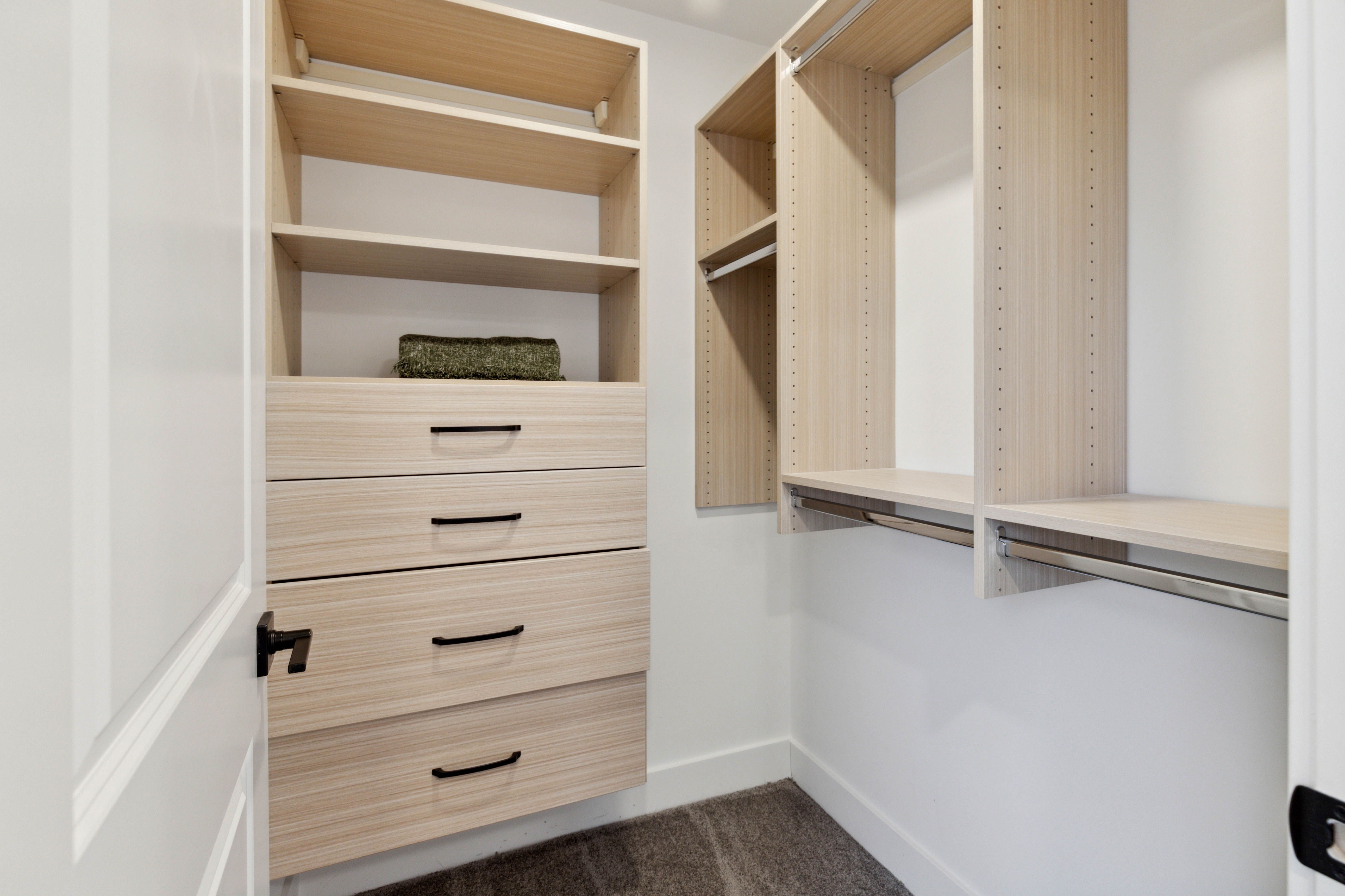 Detroit City, Michigan 48206, United States, 2 Bedrooms Bedrooms, ,3 BathroomsBathrooms,Residential,Pending,114480