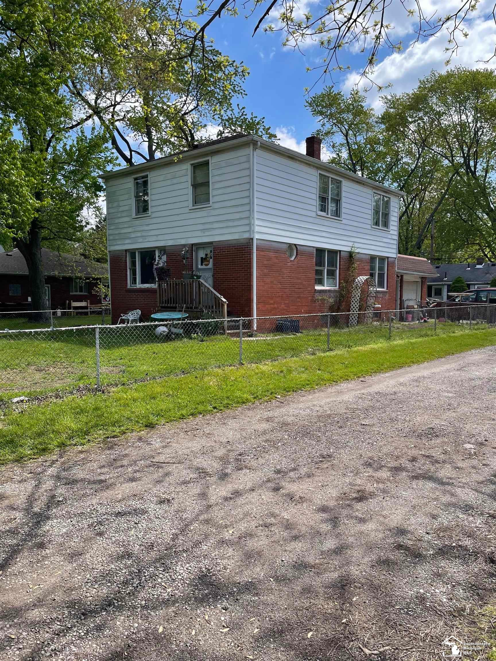 2288 Vivian Road