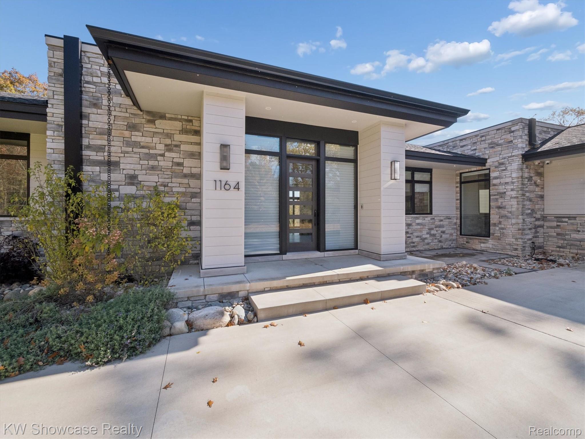 1164 Lake Forest Way