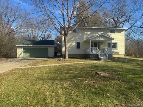 1460 W Silverbell Road Lake Orion Village MI 48359