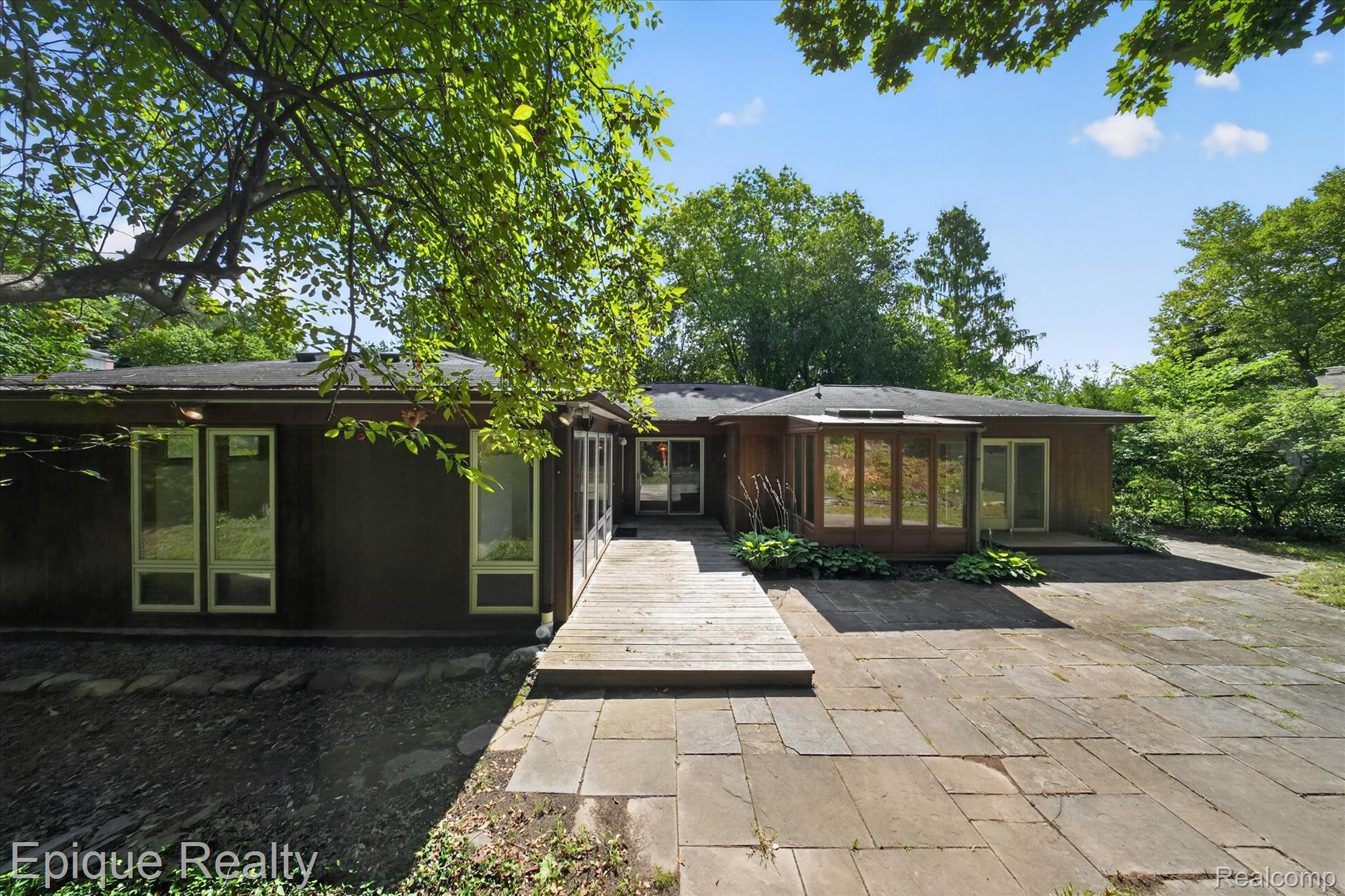 2200 Navarre Circle