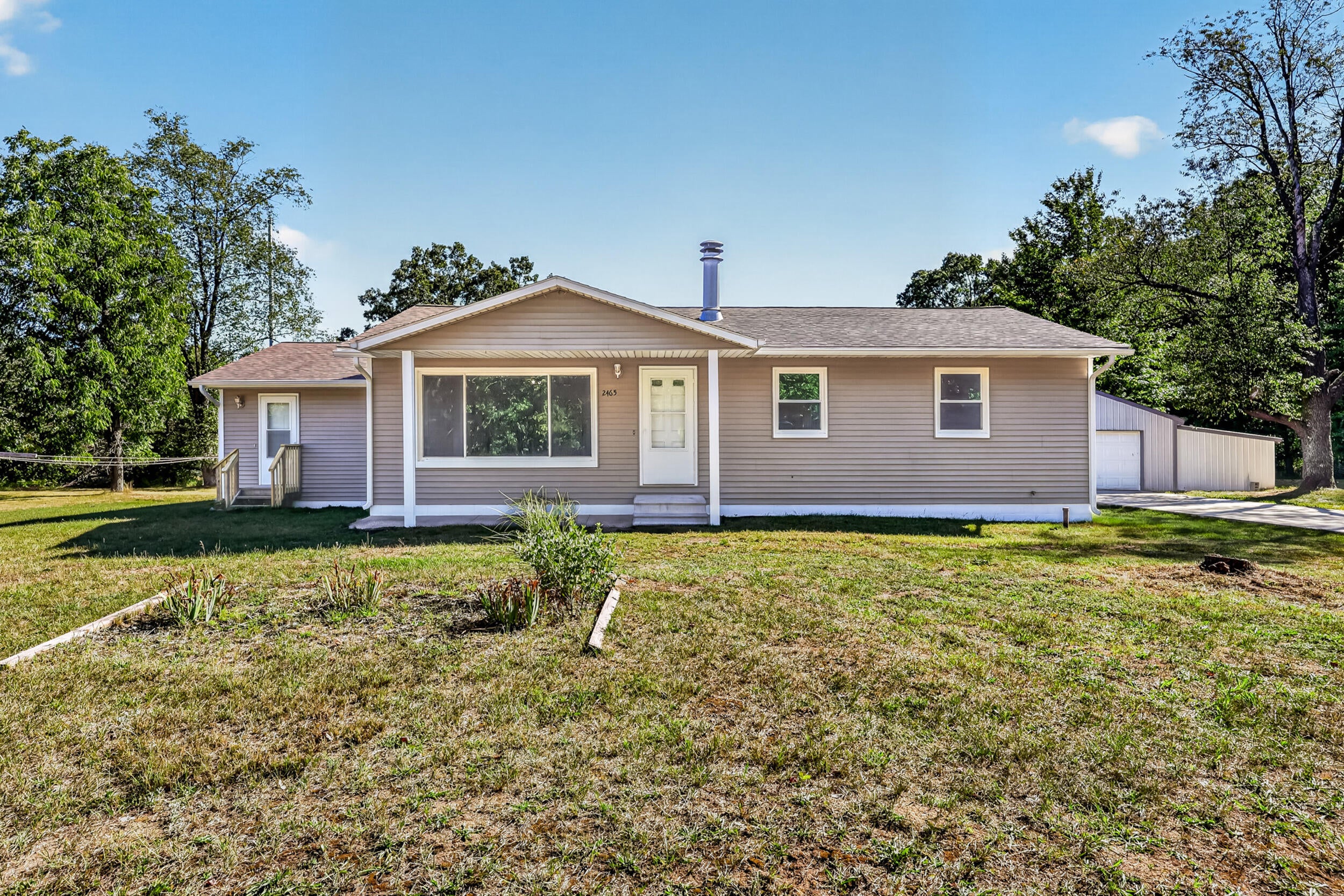 2465 E Arthur Road