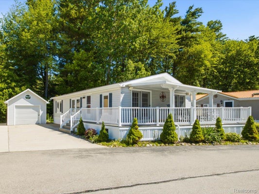 2545 LAKESHORE RD, APPLEGATE, MI 48401 - Image 1e077dbccb3323bcf147724aa523921d/2558526736