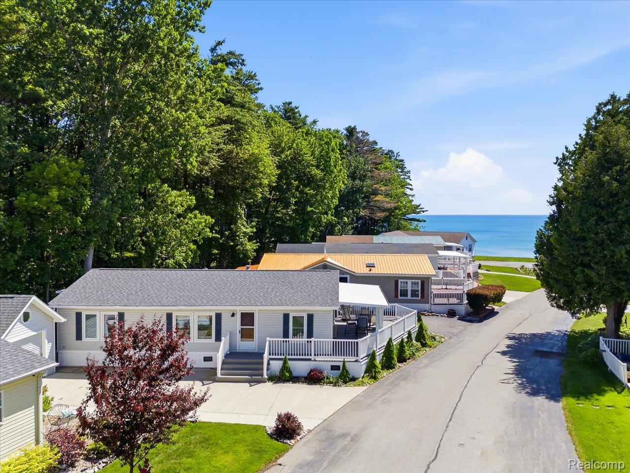 2545 Lakeshore Road