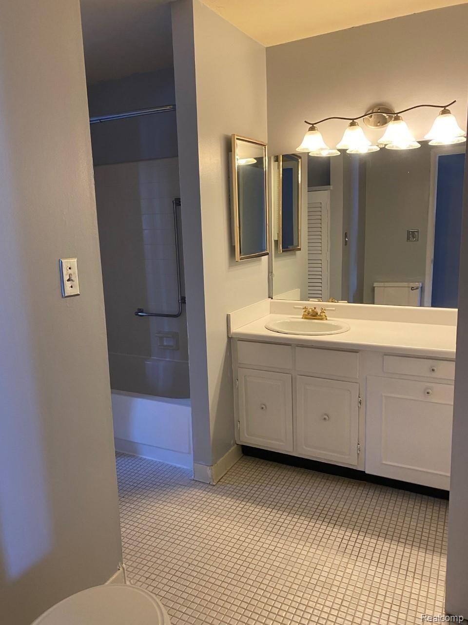 Bloomfield Charter Township, Michigan 48304, United States, 2 Bedrooms Bedrooms, ,1 BathroomBathrooms,Residential,Active,231949