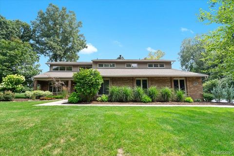 6678 Johnathon Drive Troy City MI 48098