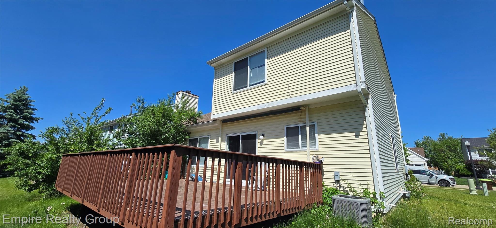 590 Thornhill Court