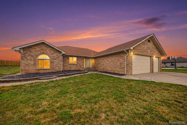 15690 DEEPWOOD CT E, FRASER, MI 48026 - Image 1e395f06fb4de9b794cddd48ecacf88d/489389669