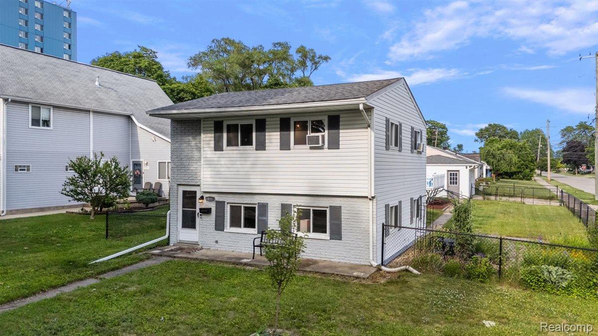 135 GERALD Avenue