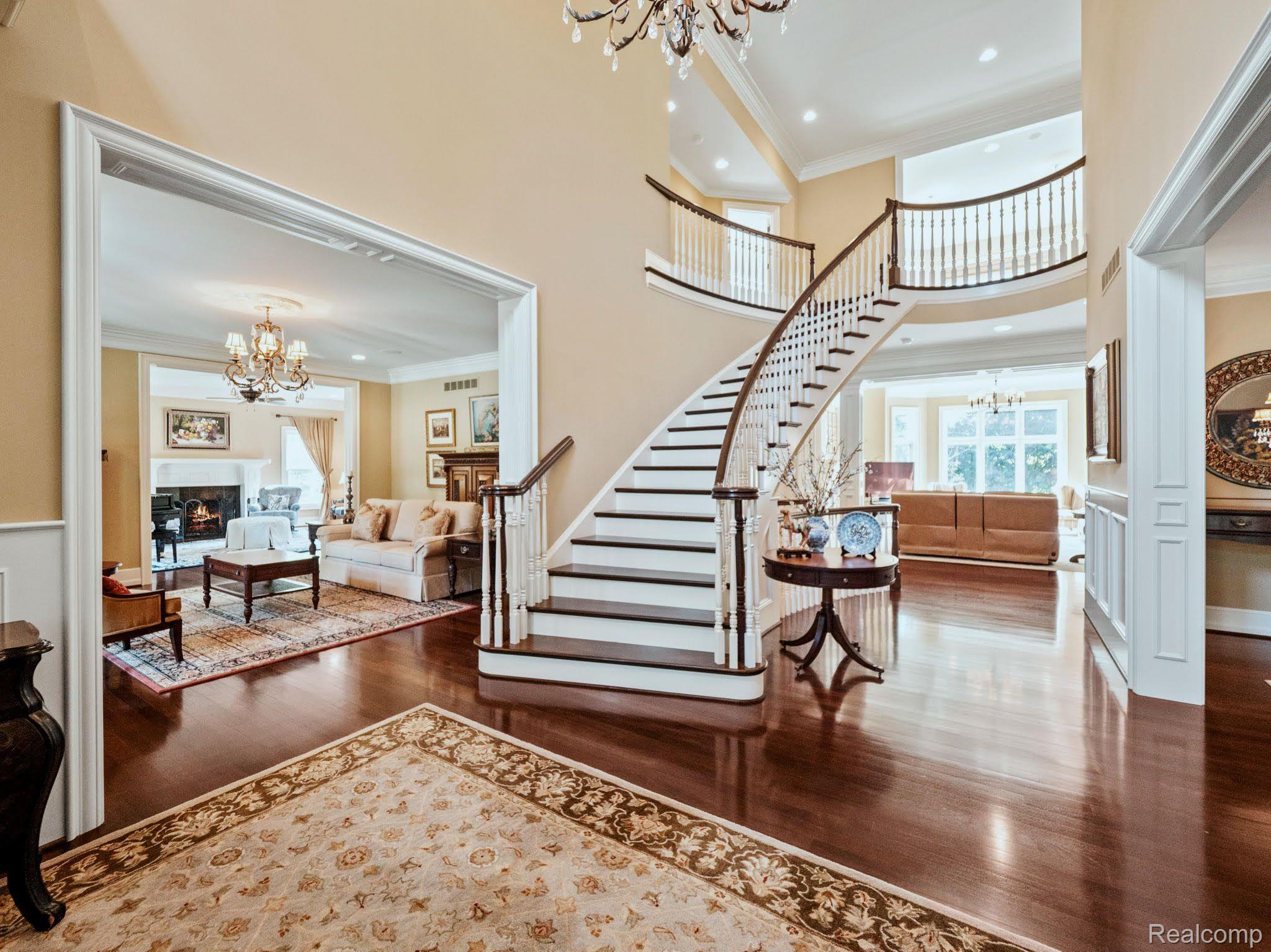 810 HIGHWOOD Drive