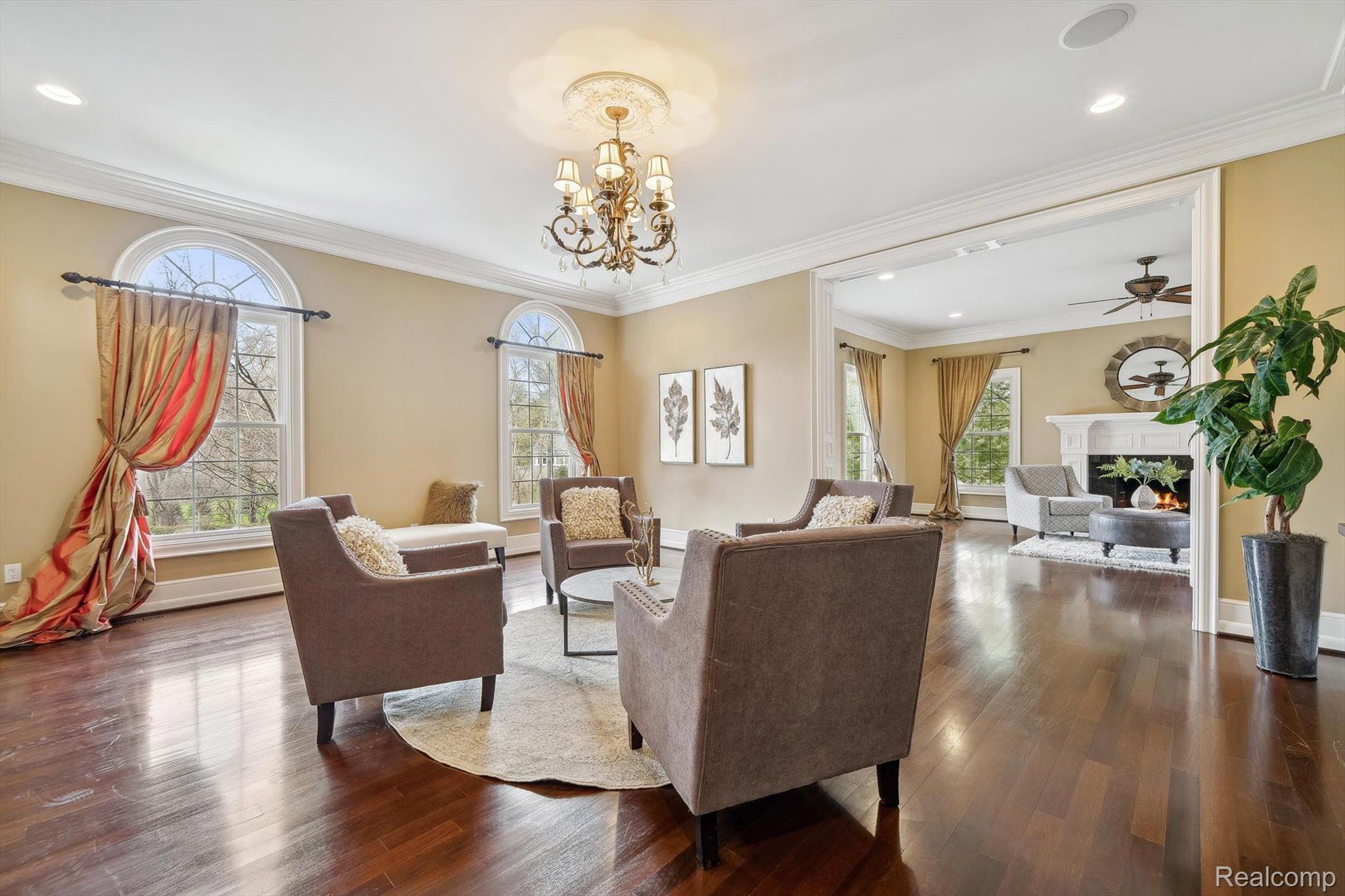 810 HIGHWOOD Drive