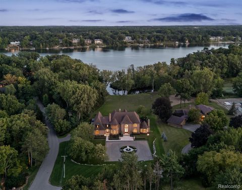 5305 Elmgate Bay Drive Orchard Lake Village City MI 48324