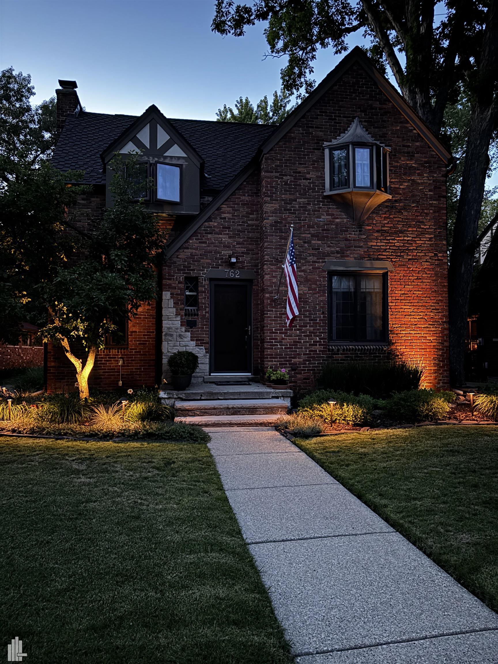 762 W Oakridge