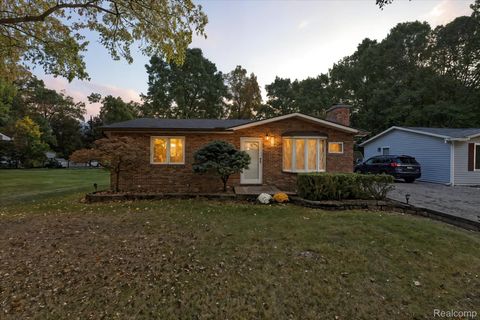 1560 Odette Hartland Township MI 48353
