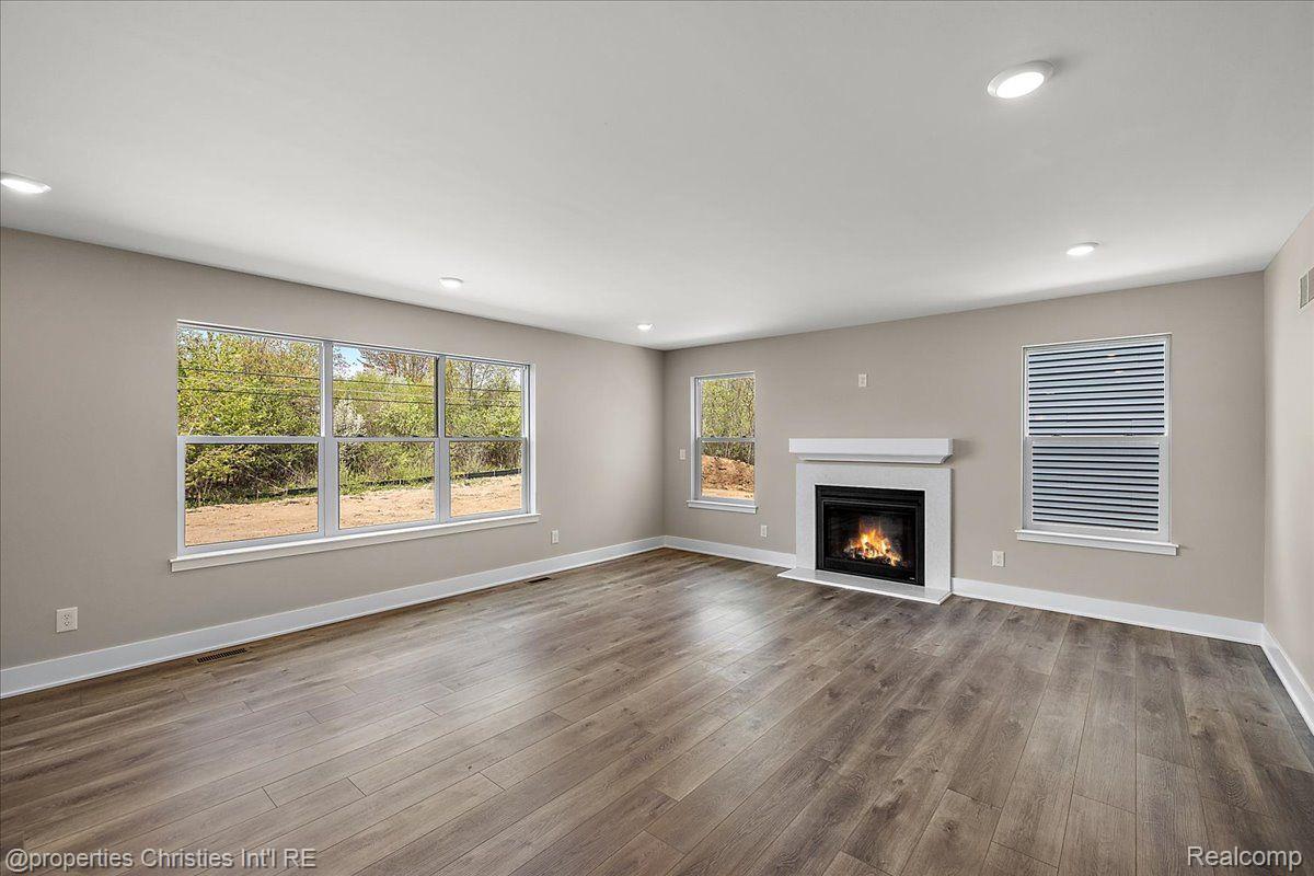 565 W Lake Street