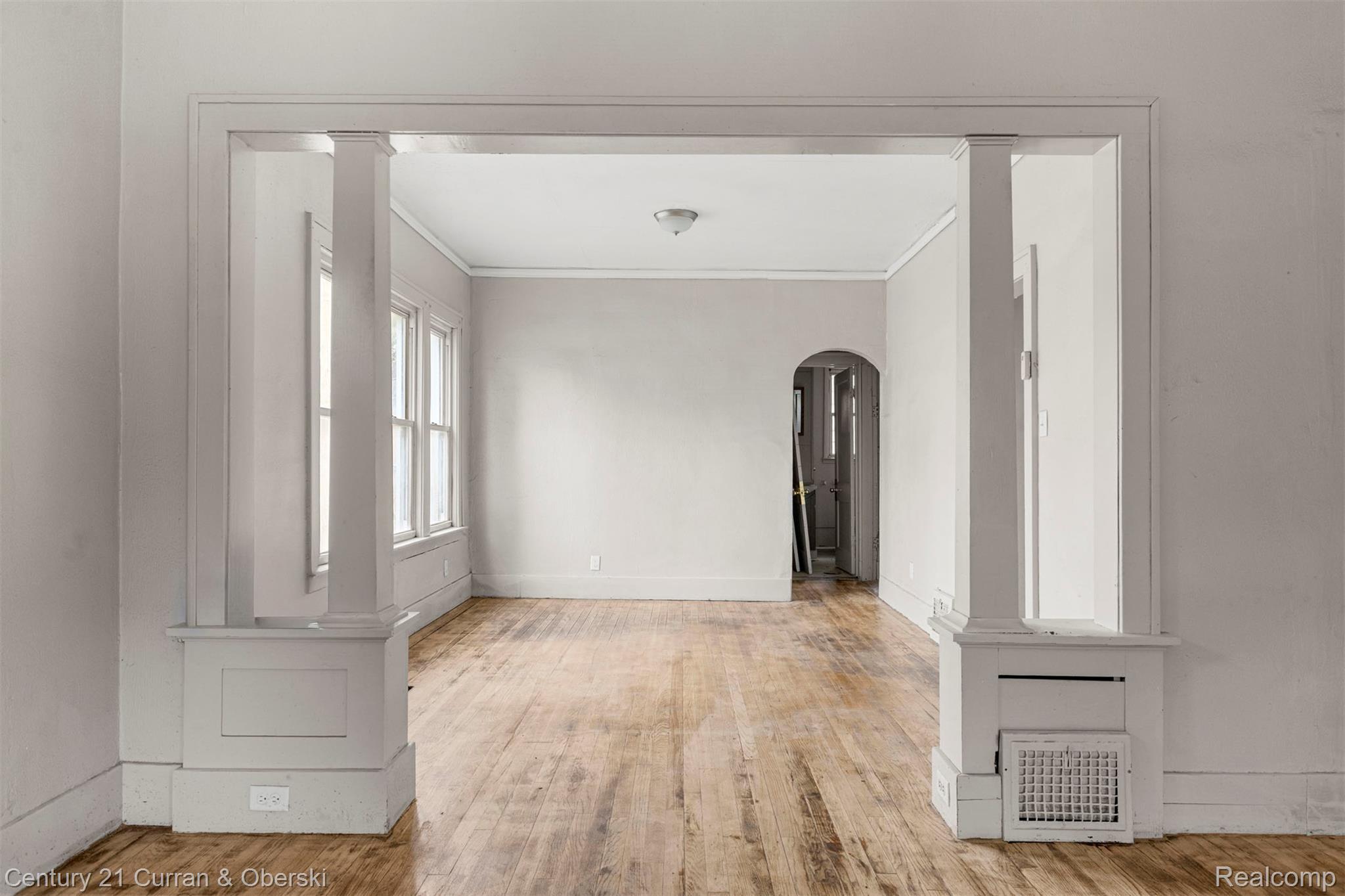 32 W Woodward Street