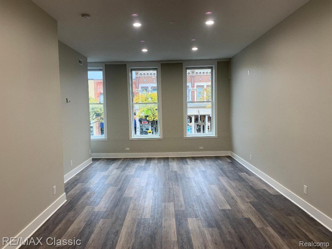 109 - 2 W GRAND RIVER Avenue