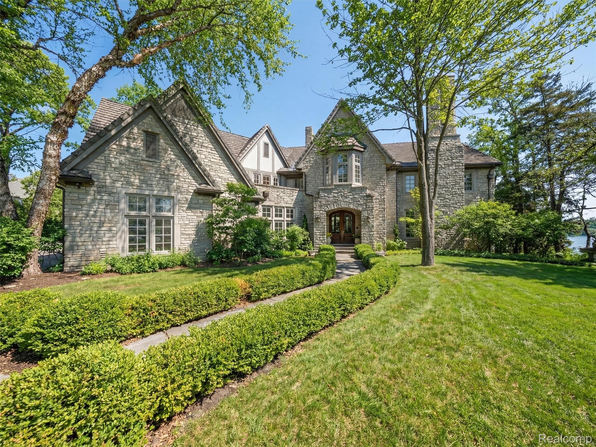 3075 Heron Pointe Drive