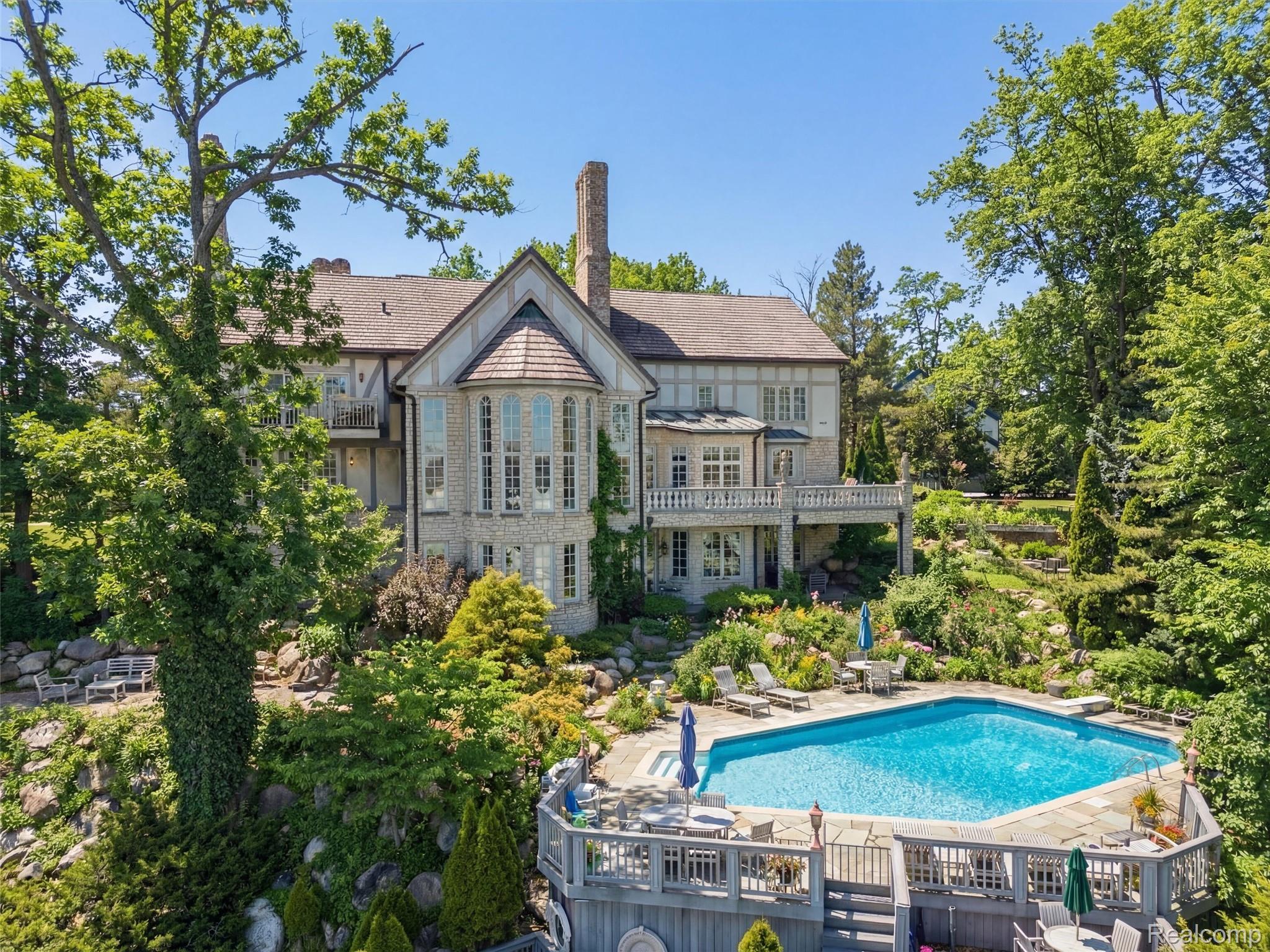 3075 Heron Pointe Drive