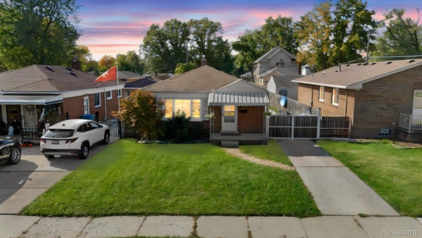 8345 ROBINDALE AVE, DEARBORN HEIGHTS, MI 48127 - Image 20a93e1e8872cdbab0ffd2213e68d8cd/1279664901