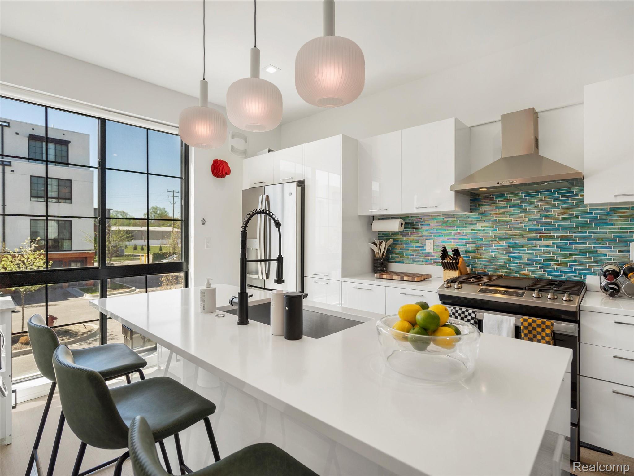 533 E HARRISON Avenue 12