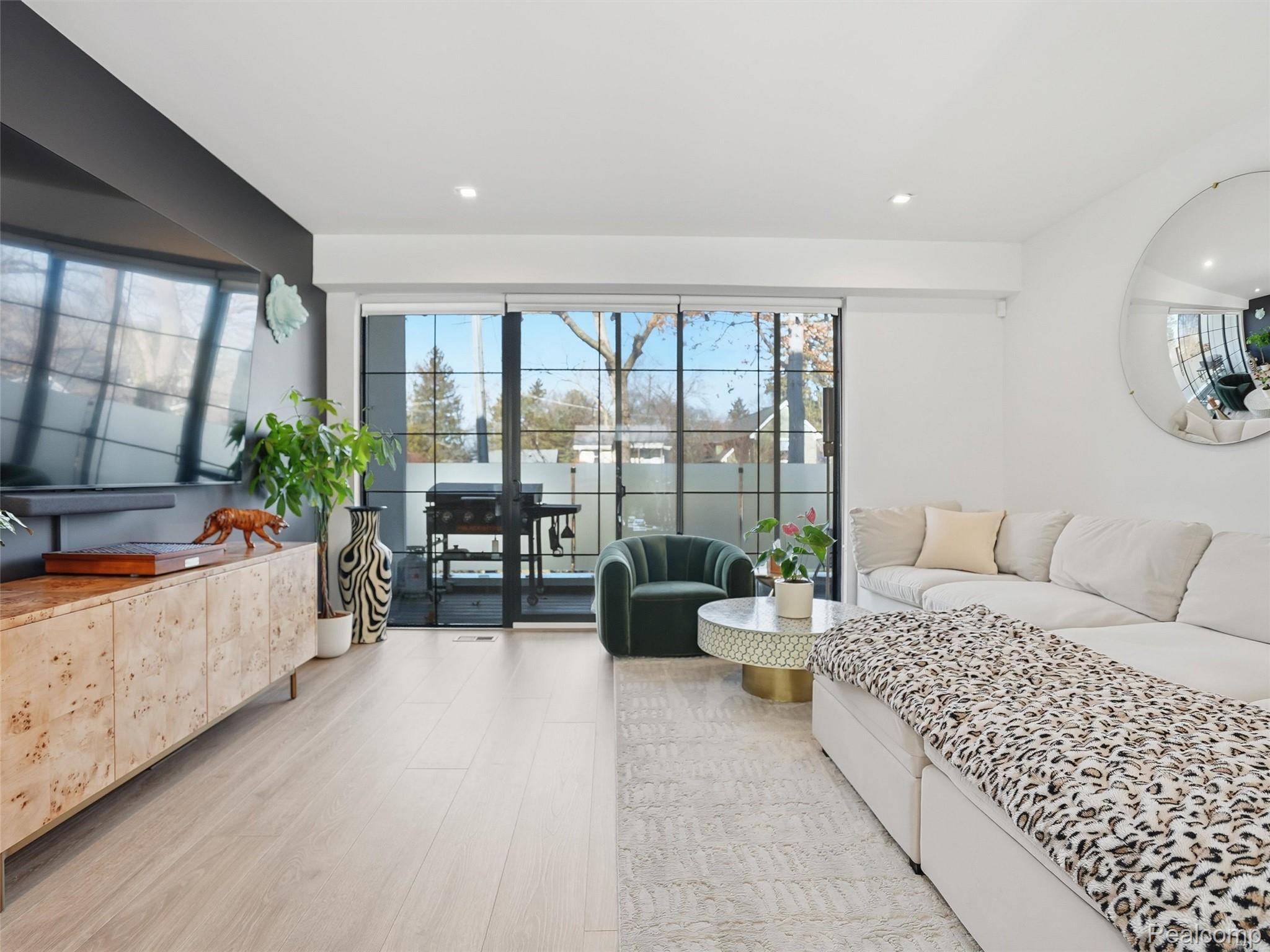 533 E HARRISON Avenue 12