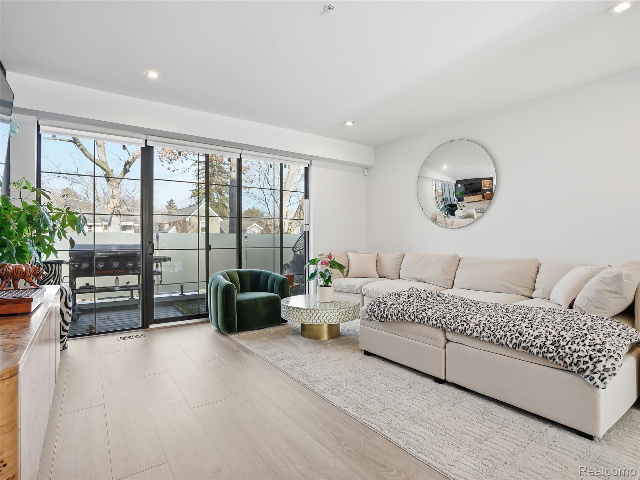 533 E HARRISON Avenue 12