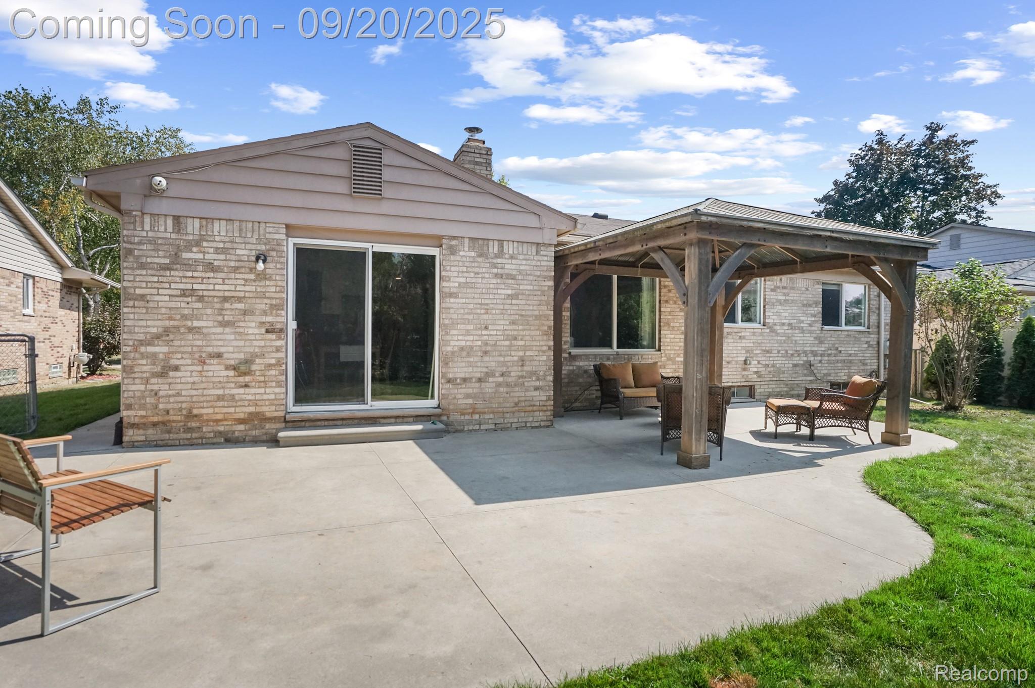 Macomb Township, Michigan 48044, United States, 3 Bedrooms Bedrooms, ,4 BathroomsBathrooms,Residential,Pending,212492