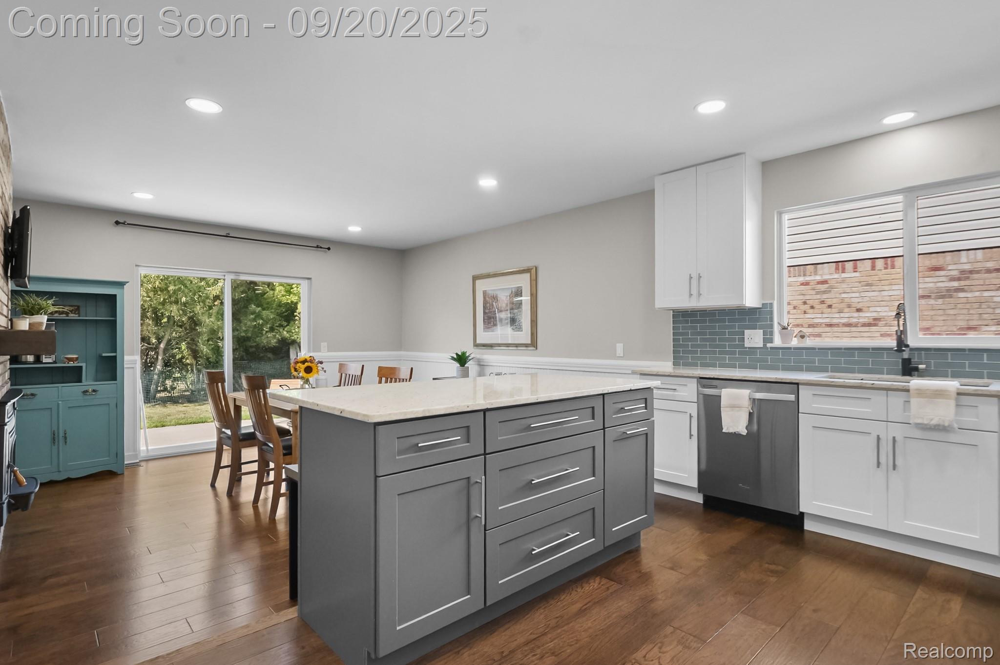 Macomb Township, Michigan 48044, United States, 3 Bedrooms Bedrooms, ,4 BathroomsBathrooms,Residential,Pending,212492