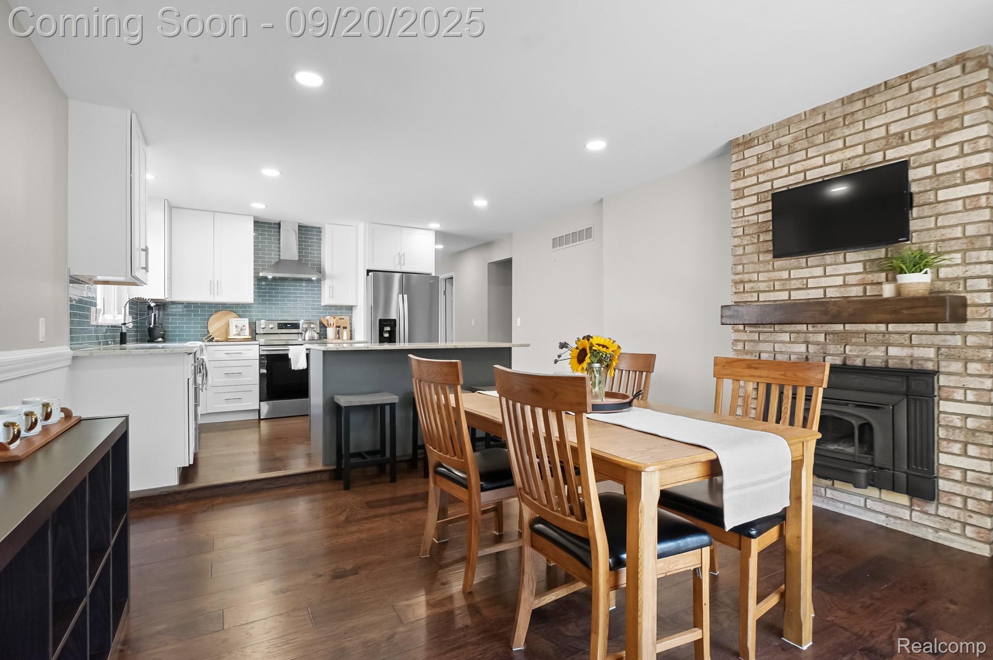 Macomb Township, Michigan 48044, United States, 3 Bedrooms Bedrooms, ,4 BathroomsBathrooms,Residential,Pending,212492