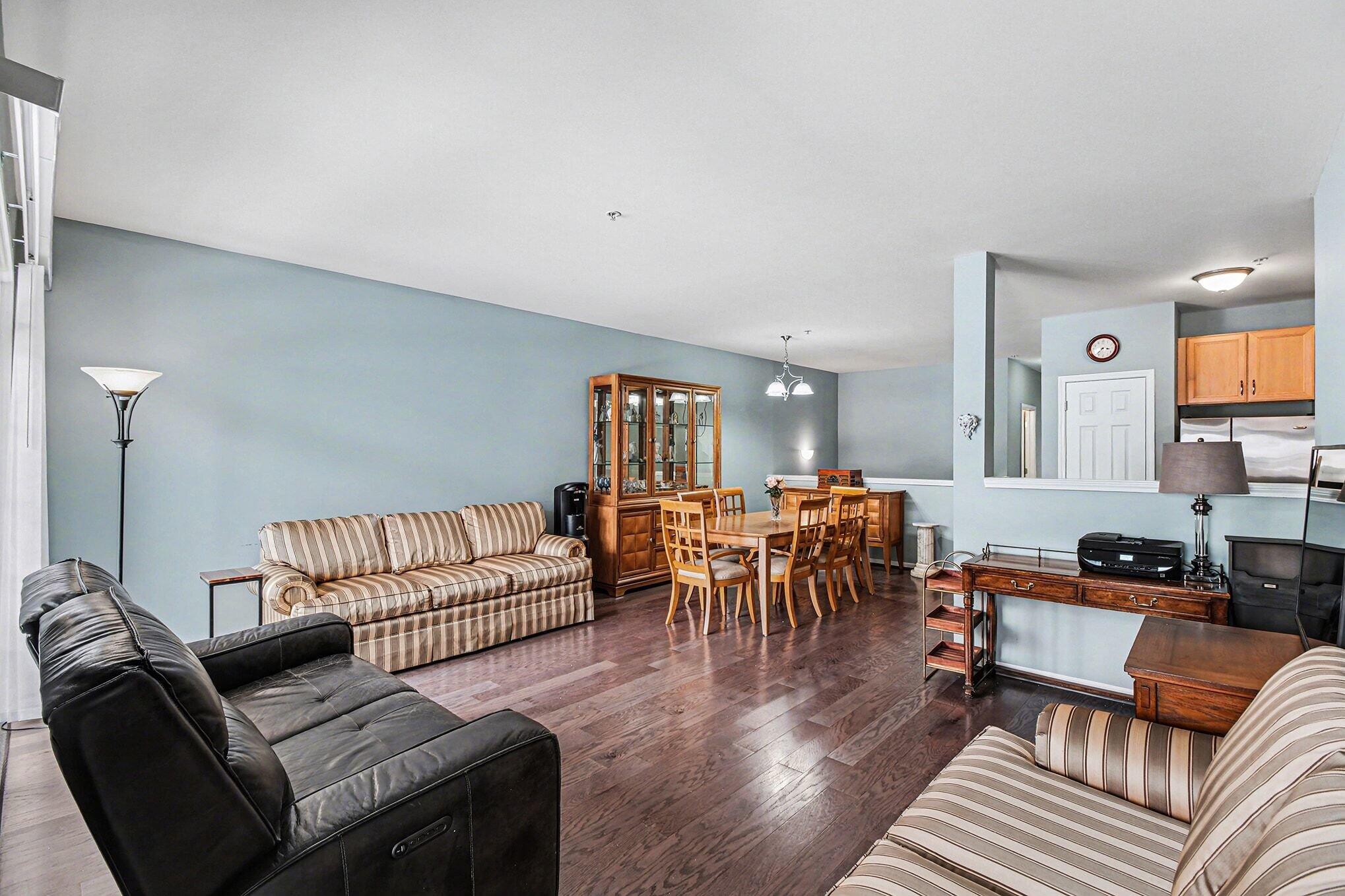 228 W Oakbrook Drive