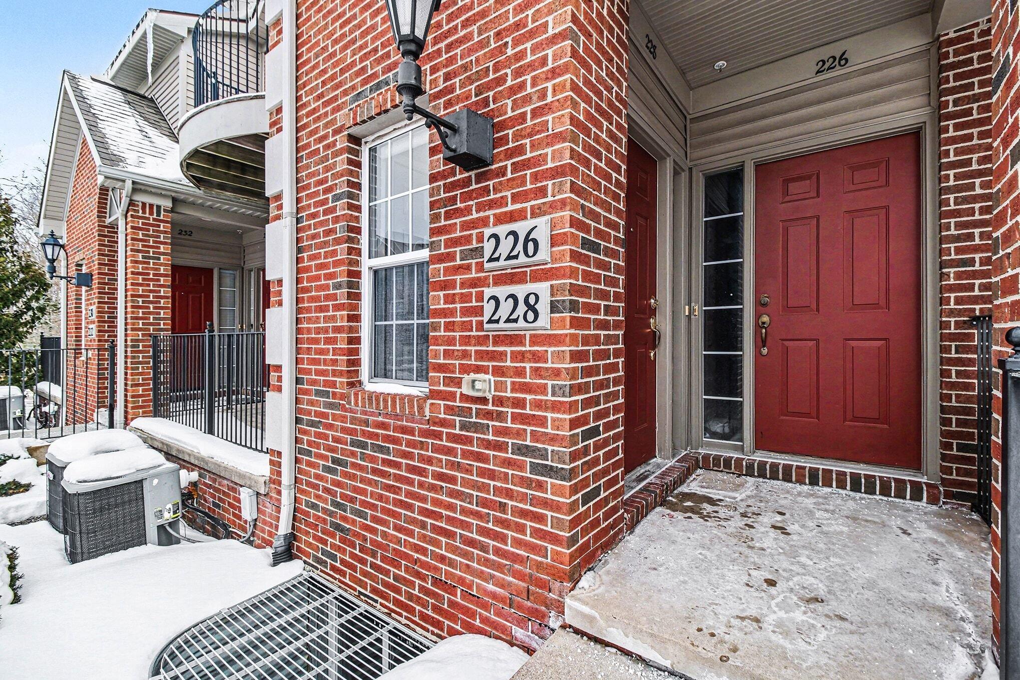 228 W Oakbrook Drive