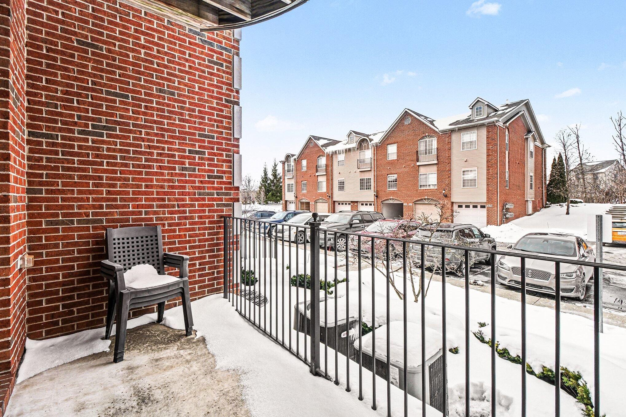 228 W Oakbrook Drive