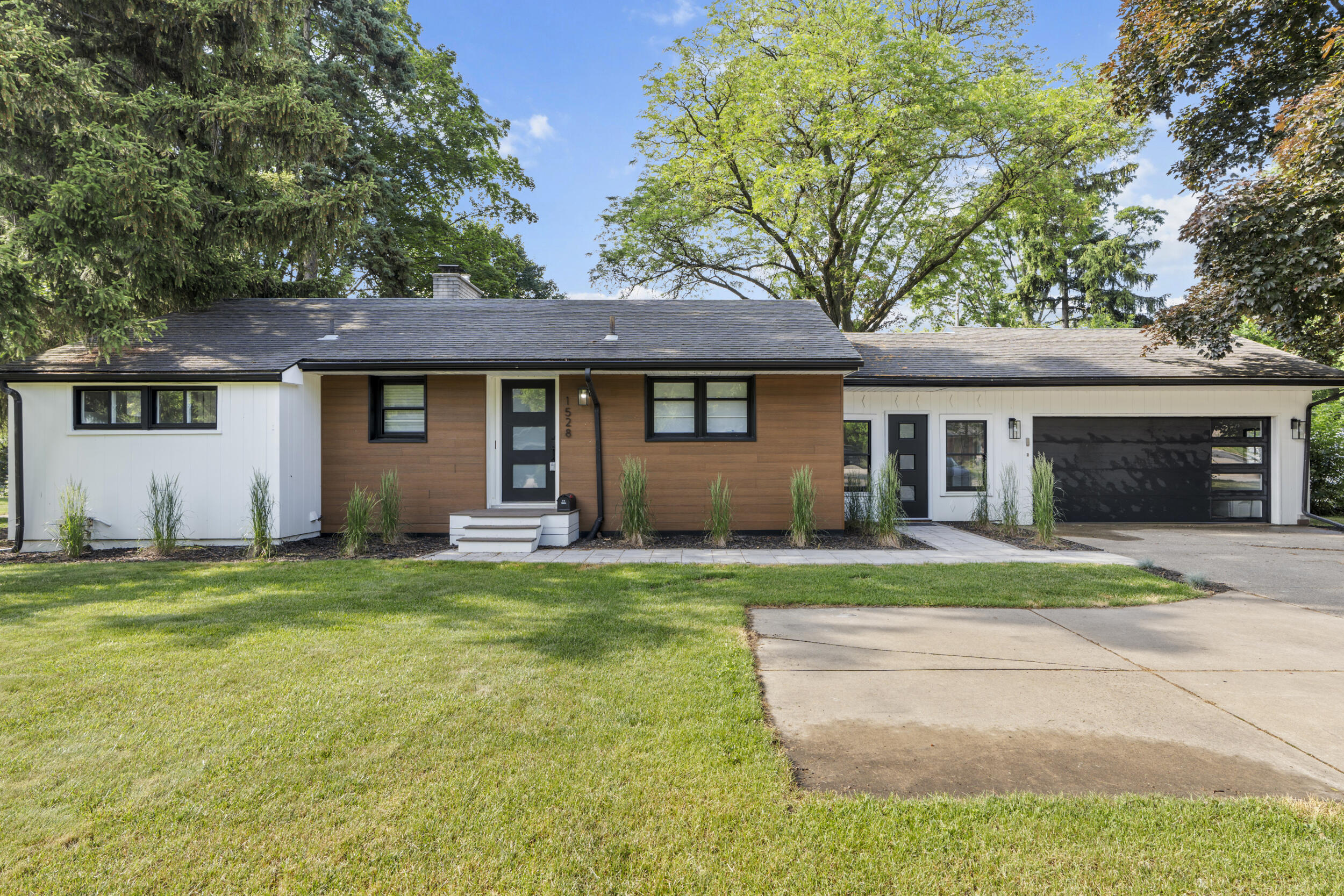 1528 E Maple Road