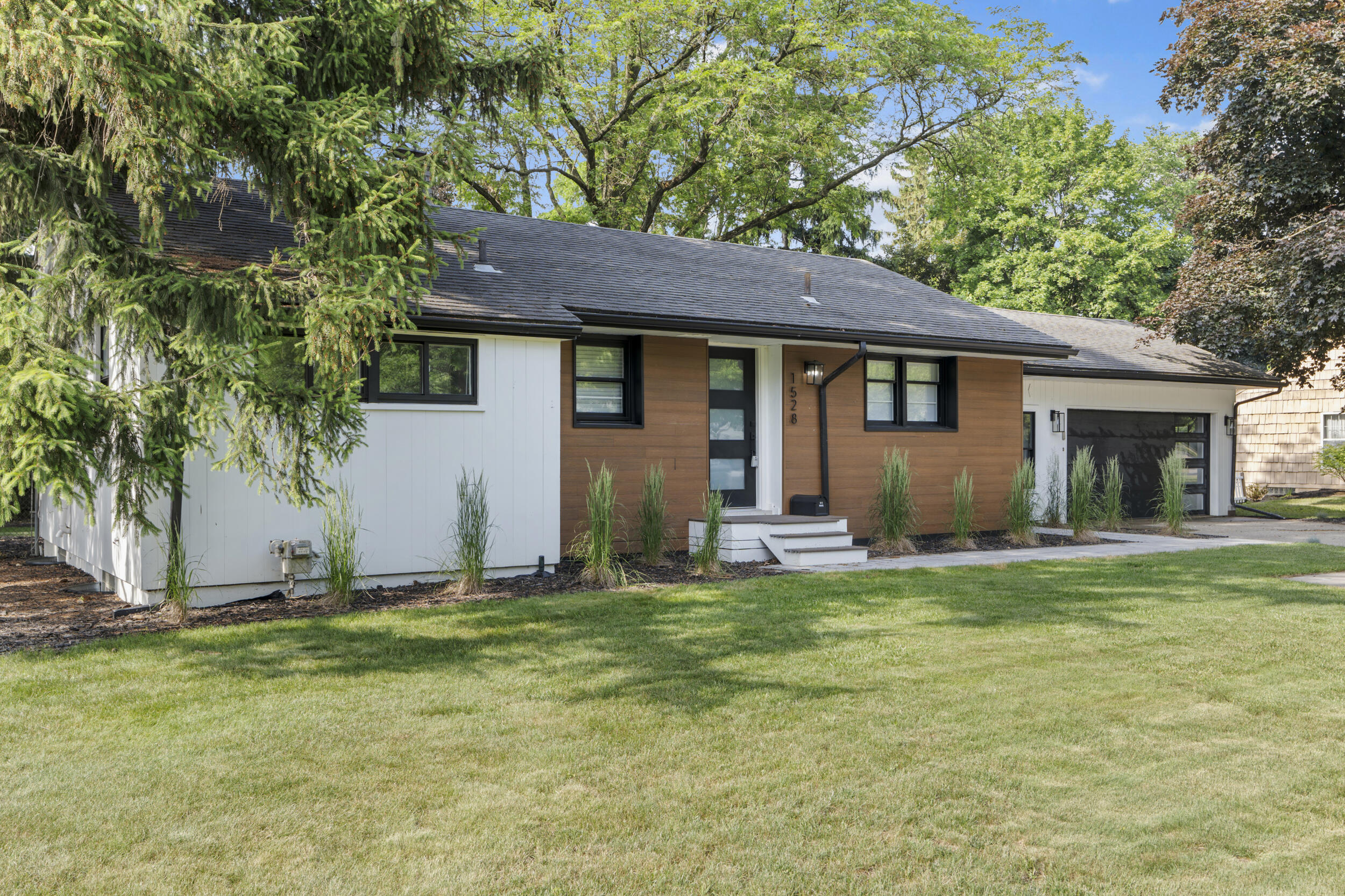 1528 E Maple Road