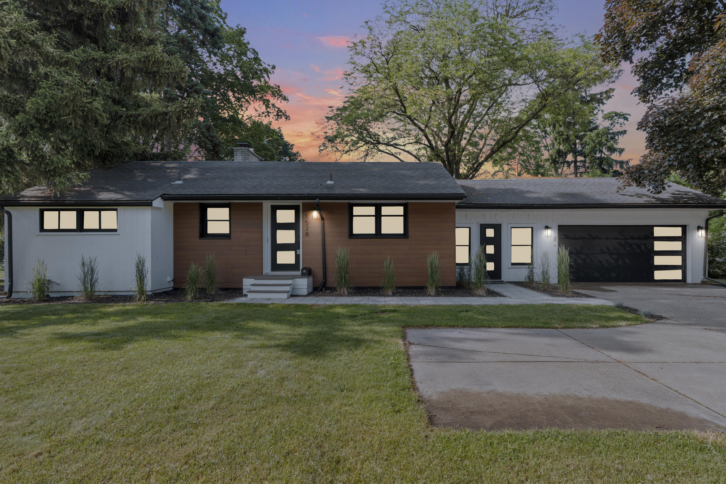 1528 E Maple Road