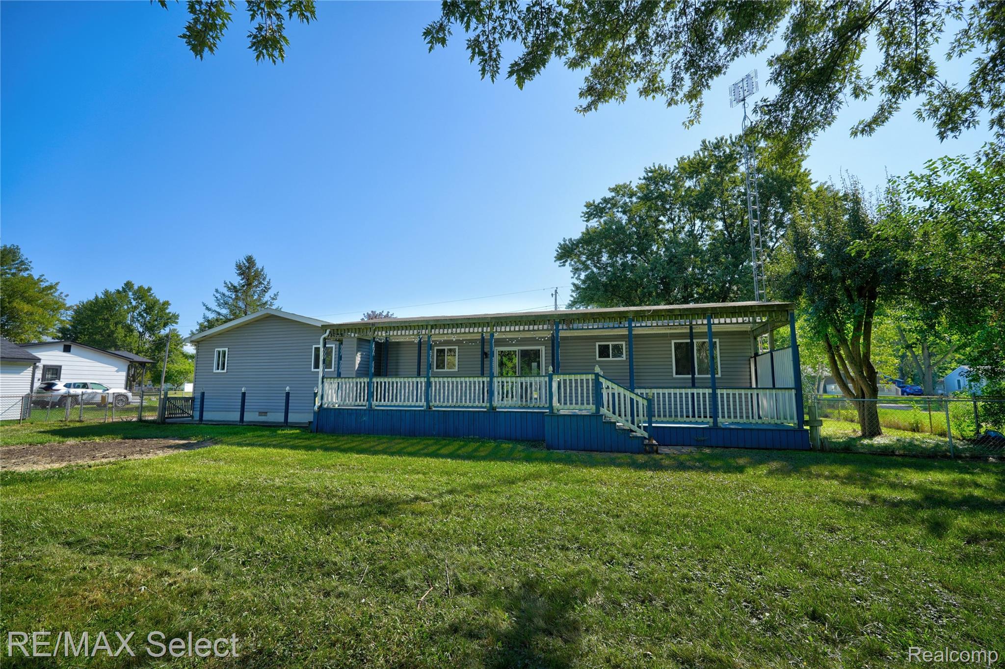 2122 Hillsdale Drive