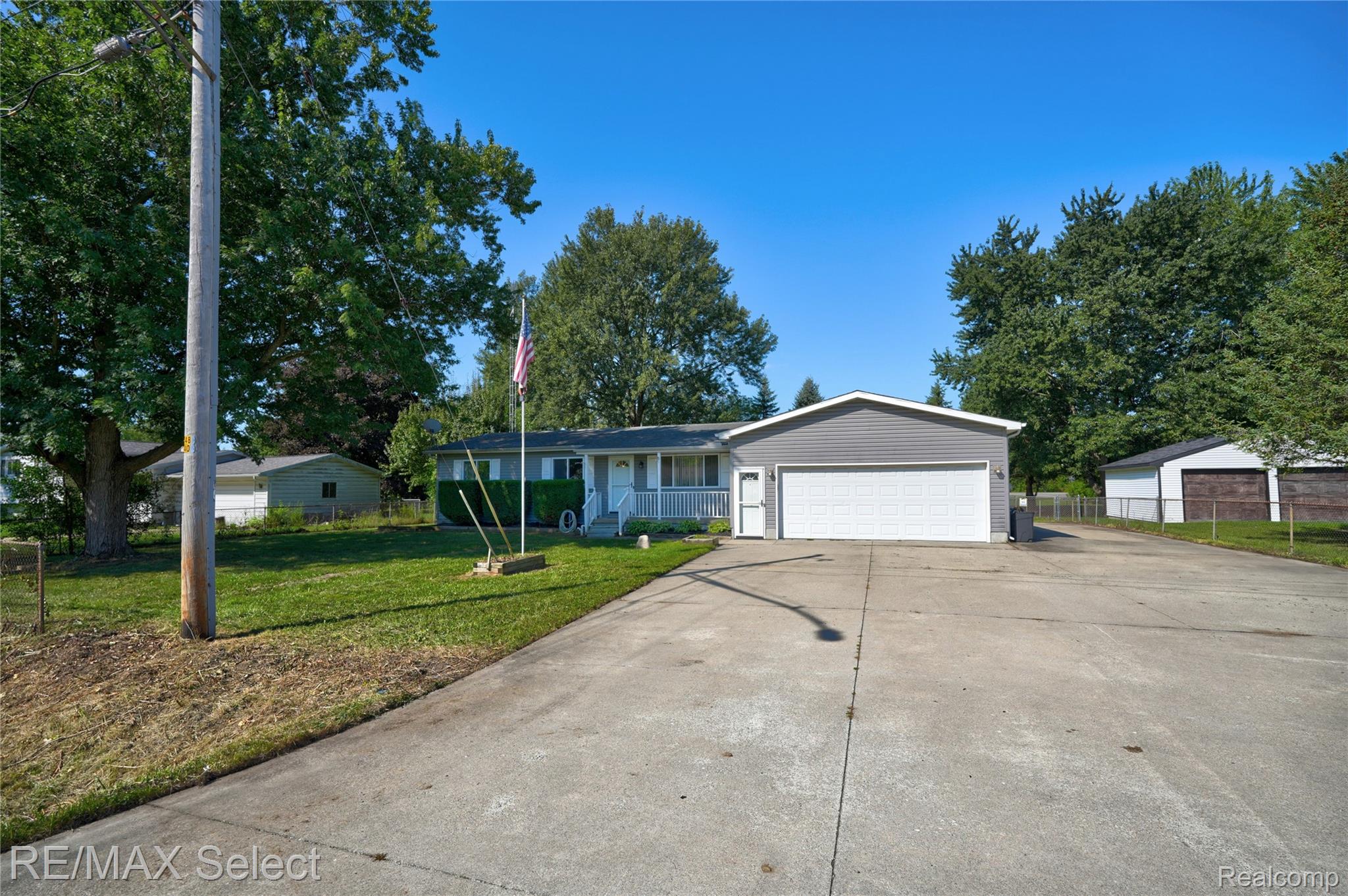 2122 Hillsdale Drive