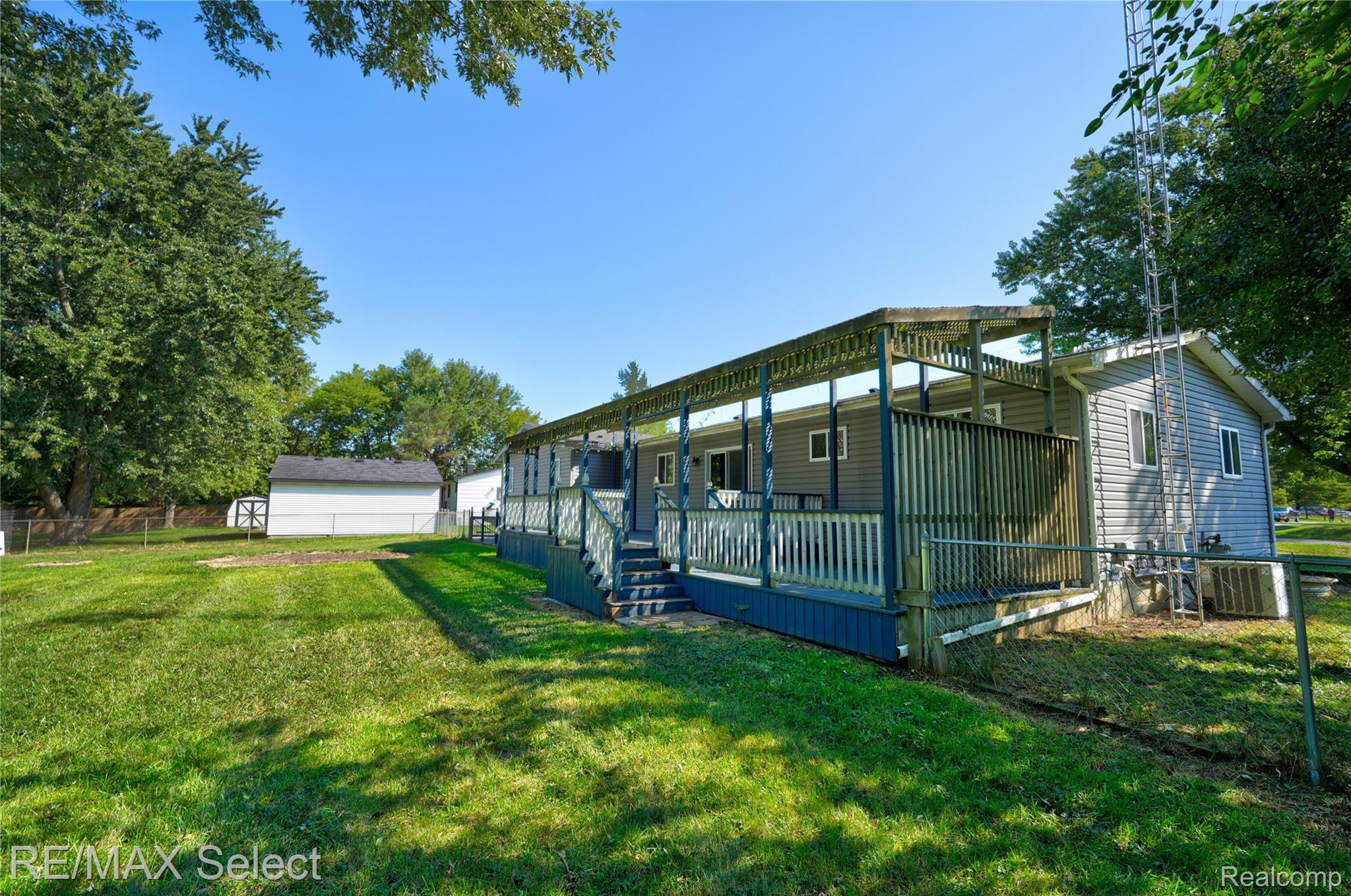 2122 Hillsdale Drive