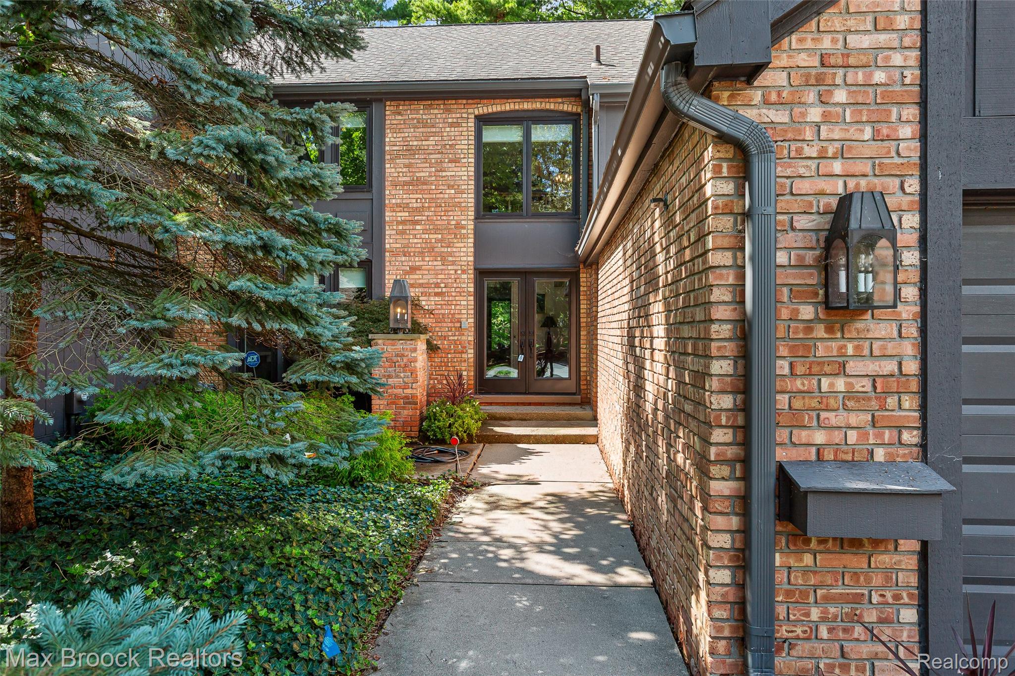 1935 Pine Ridge Lane
